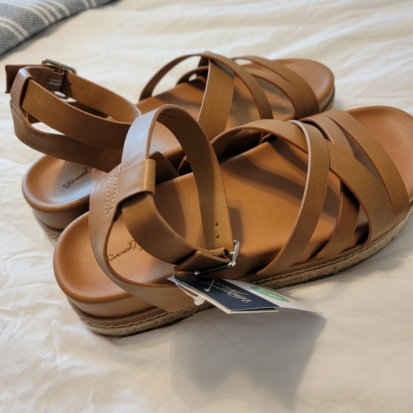 Universal Thread platform sandals - Picture 2 of 5